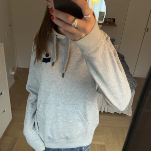 Isabel Marant hoodie - Så snygg grå hoodie från Isabel Marant, passar till allt!! Jättebra skick🖤🖤🖤