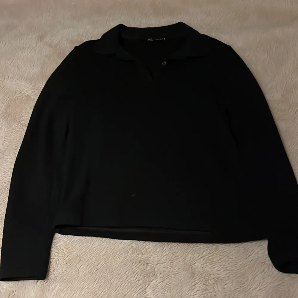 Enkel svart tröja med krage från zara. Den är inte använd mycket och i bra skick. Pris kan såklart diskuteras! 😊Tröjan är i storlek Small!. Tröjor & Koftor.