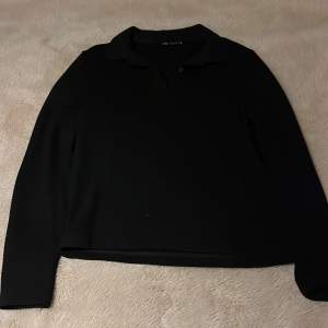 Enkel svart tröja med krage från zara. Den är inte använd mycket och i bra skick. Pris kan såklart diskuteras! 😊Tröjan är i storlek Small!