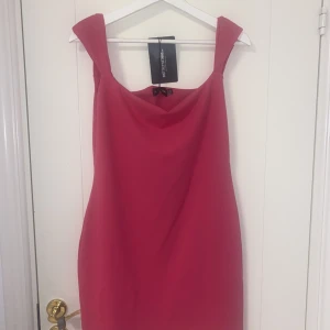 miniklänning - jättegullig rosa miniklänning från prettylittlething, aldrig använd med prislapp kvar💗