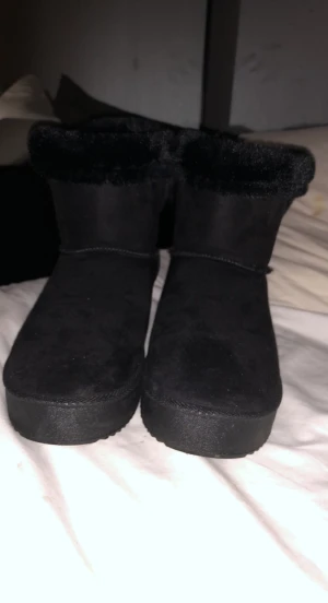 skor - säljer dessa jätte varma skor. pga dom är för små för mig. använt cirka 2-4 gånger🥰