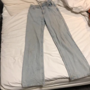 jeans från Lindex - säljer dessa jeansen från lindex. Kommer inte till användning. använt dom 2-4gånger. tvättat allt jag säljer såklart.🥰