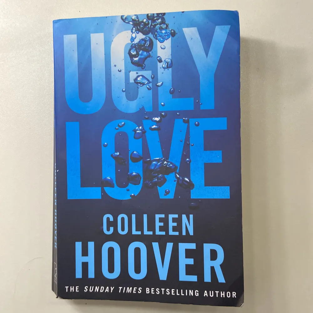 Boken Ugly Love av Colleen Hoover!💙🥰 Köparen står för frakten!. Övrigt.