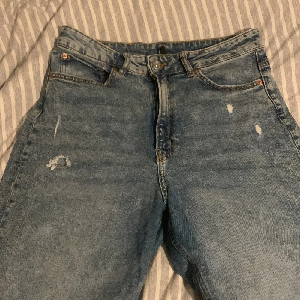 Jeans shorts från hm använde de jätte mycket förrförra sommaren 2021 men de har inte slitningar så jag ser , storleken är 42 men är mer som 38 eller mindre . Shorts.