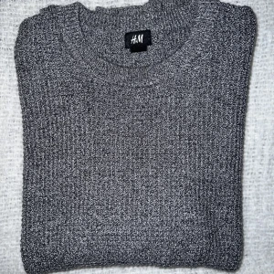 H&M herr tröja ”knitted” - Tröja från H&M i herr modell storlek S men kan även passa M. Kan mötas upp i Stockholm och Norrköping eller fraktas spårbart för 20 kr.