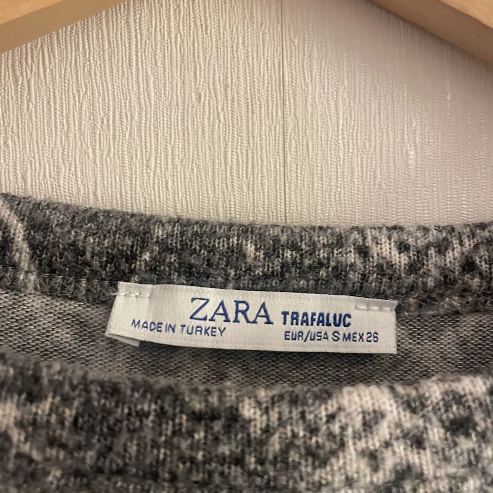 Säljer denna tröjan från zara. Hör av er vid intresse🫶. Toppar.
