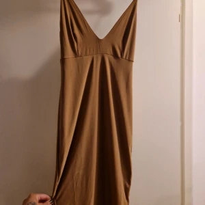 Rebecca Stella klänning  - Storlek M Brun  Rebecca Stella  Aldrig använd