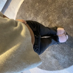 Zara jeans - Jättefina zara jeans. Innerbenslängd 75 cm, midjemått 38 cm. ❤️