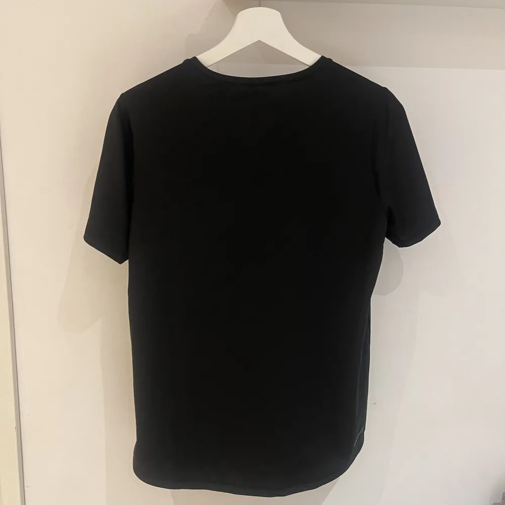 Adidas T-shirt som inte kommit så mycket till användning. Färgen är svart och storleken är M. Nypris: 300kr.. T-shirts.