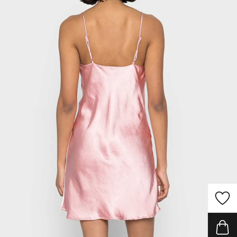 Superfin rosa klänning i satin från Gina tricot, endast använd 1 gång så den är som ny💓💓. Klänningar.