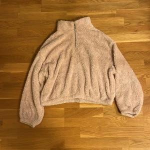Mjuk tröja - En jättefin mjuk tröja från h&m i storlek M, har använt bara några gånger 💕💕