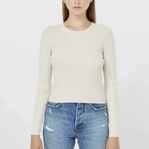 Snygg tröja!! - 🤍Ribbad tröja från stradivarius🤍 Strlk: M/L Använd endast 1 gng, men inga märken. Färgen är beige, men lite ljusare/mer  mot vit. Pris kan diskuteras men runt 70kr + frakt! 