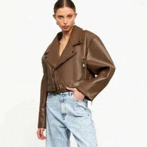 Skitsnygg jacka ifrån Lioness - Säljer min jättefina skinnjacka ifrån Lioness, använd en gång så den är i toppskick! Nypris ca 1000 kr. Passar även S då den är väldigt oversize 😊