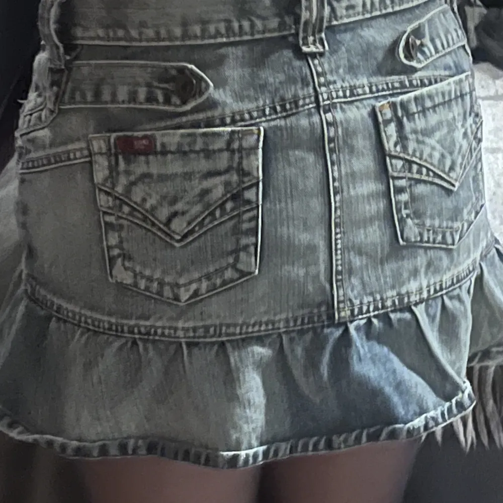 Jeans kjol från Only med coola detaljer. Tycker dessutom att färgen är ganska cool. Förstor för mig så säljer. Storlek 40. Möts upp i Sundsvall eller skickas!. Kjolar.