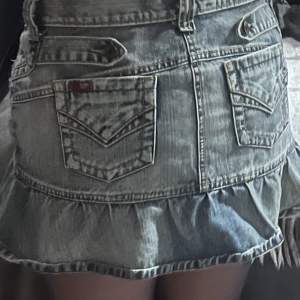 Jeans kjol från Only med coola detaljer. Tycker dessutom att färgen är ganska cool. Förstor för mig så säljer. Storlek 40. Möts upp i Sundsvall eller skickas!