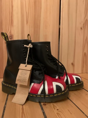 Dr. Martens ”Union Jack” - Helt nya Martens som vart fel storlek som julklapp. Därav ingen box men lappen sitter fortfarande. 