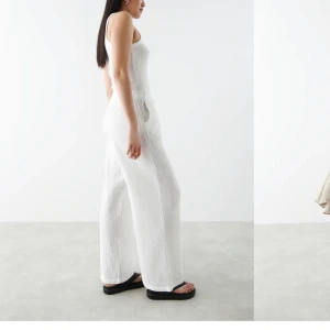 Vit linnebyxa - Detta är ett par vita linnebyxor jag säljer för att jag har fått ett par nya. De är i fint skick, inte använda så många gånger. Köpte förra sommaren för ca 400 men säljer för 300 nu. Jag är 170cm och de sitter bra på mig. Inga defekter som jag kan se💞  Skicka om ni vill ha fler bilder på byxan!