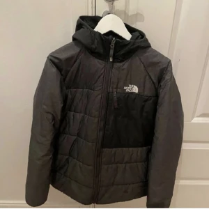 The North Face jacka  - Bra skick 9/10. Säljer då den inte används. Den är i storlek S. Går att vända ut och in så att den blir svart istället för grå. Inga skavanker!