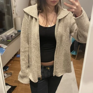 Stickad beige kofta - Så fin kofta i ett nästan nytt skick. Har guldiga trådar i materialet som visas på bild tre:) strl Xl men sitter lagom oversize på mig som vanligtvis har S💓