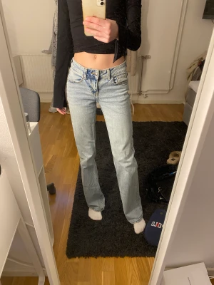 Lågmidjade jeans hm - Säljer mina lågmidjade jeans från hm i storlek 32 då dem inte kommer till användning. Använda ca 3 gånger och är i fint skick💕
