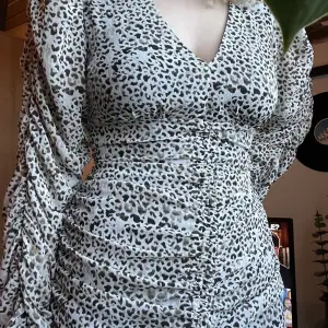 En festklänning med leopard mönster