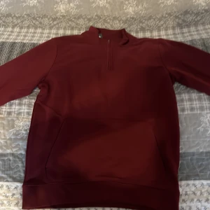 Röd sweater/ turtelneck - Köpare betalar för frakt (Det är spegeln som är smutsig på den andra bilden, my b ;D). Helt ny oanvänd har ingen nytta för den. Sorlek M, från dressmann. 