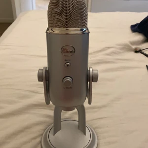 Microfon  - Säljer min Blue yeti Mick då den inte kommer till användning. Sladden är trasig så man får inte med en sån men det går att köpa💕 den e köpt för 1200 men säljer för 300💕 frakten blir nog rätt dyr då den väger mycket och kan möjligtvis mötas upp❤️