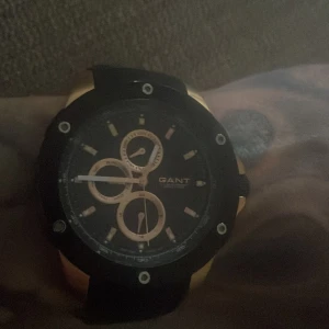 GANT UNISEX FIN KLOCKA - Hej 👋 jag säljer min Gantklocka i använt men nyskick. Bara klockan,ingen box,inget kvitto medföljer. Gantklocka 44mm maffig Roseguld/svart färg. 10 atm = 100 meter vattentät. Nypris:2500-3000:-  Ditt pris: 700