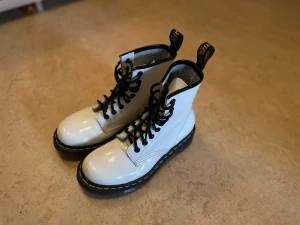 Dr Martens vita kängor, 1460 - Dr Martens kängor i fint skick, endast använda ett fåtal gånger. Nypris från 2399 kr pga. skornas goda skick vill helst ha minst 1500 för dom.