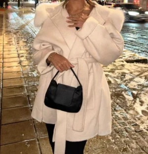 Pälskappa beige  - Ljus beige pälskappa med äkta päls 