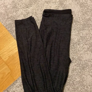 träningsbyxor från soc  - säljer ett par träningsbyxor ifrån märket soc
