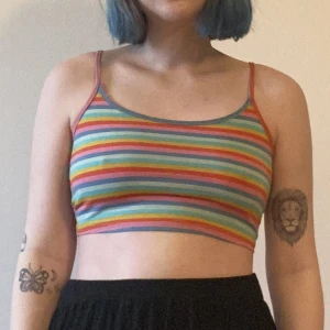 Regnbågsfärgad croptop - Passar för XS-M, stretchig. Kan också funkar för L om man har mindre bröst. Använd typ två gånger. 
