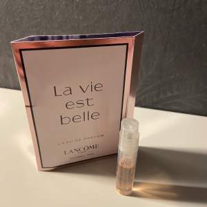Parfymprov La Vie Est Belle från Lancome, EdP. 1,2ml. Fraktkostnad 15kr.