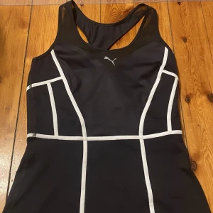 Tränings top - Gullig tränings top från puma, aldrig använt helt ny så mycket bra skick. Tryck inte på köp nu!!!