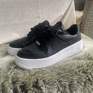 Nike air force 1 Low  - Svartvita Nike air force 1 Low. Använda två gånger, finns en liten fläck vid snören. Inte testat att rengöra skorna. Köpta för 1399kr 