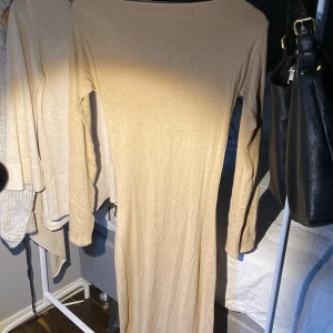 Nakd - Långklänning från nakd!nypris ca 600kr  Säljs för 300kr Kan sälja för 250+frakt vid snabb affär💕