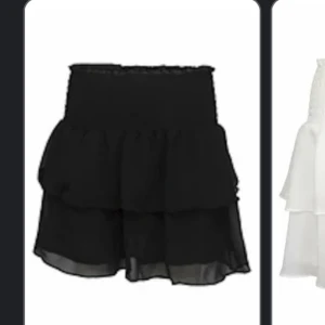 Chelsea kjol - En volang kjol från chelsea, använd ett par gånger. Den sitter bra på mig som är runt 175. Storleken är mellan en S och en M skulle jag vilja säga för mig som vanligtvis är en S, kan den sitta lite större men inget större problem som märks under användning💞💞 frakt på 57kr som köpare står för. (Orginalpris 449kr)