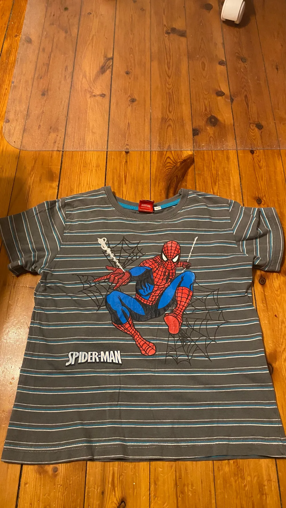 Spider-Man tröja skit cool. Köpt second hand men i ganska bra skick. Tryck inte på köp nu!!!. T-shirts.