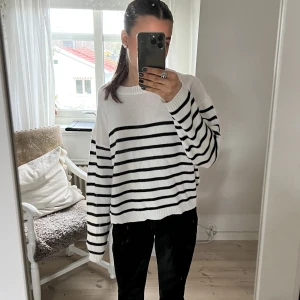 Randig stickad tröja  - Randig stickad tröja i storlek s. 