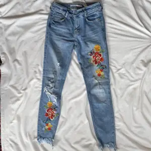 Ett par jeans med broderade blommor på i superskick från Zara Trafaluc i storlek 32. För mer frågor och bilder är det bara att höra av dig!
