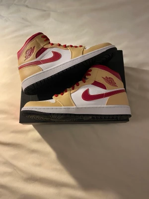 Air Jordan 1 Mid ”Light Curry” - Hej! Jag säljer några helt nya par Air Jordan 1 Mid ”Light curry” i storlek 42 för 1500kr Ink frakt! 💛❤️🤍 Fraktar efter betalning! Bara att skriva vid frågor💖