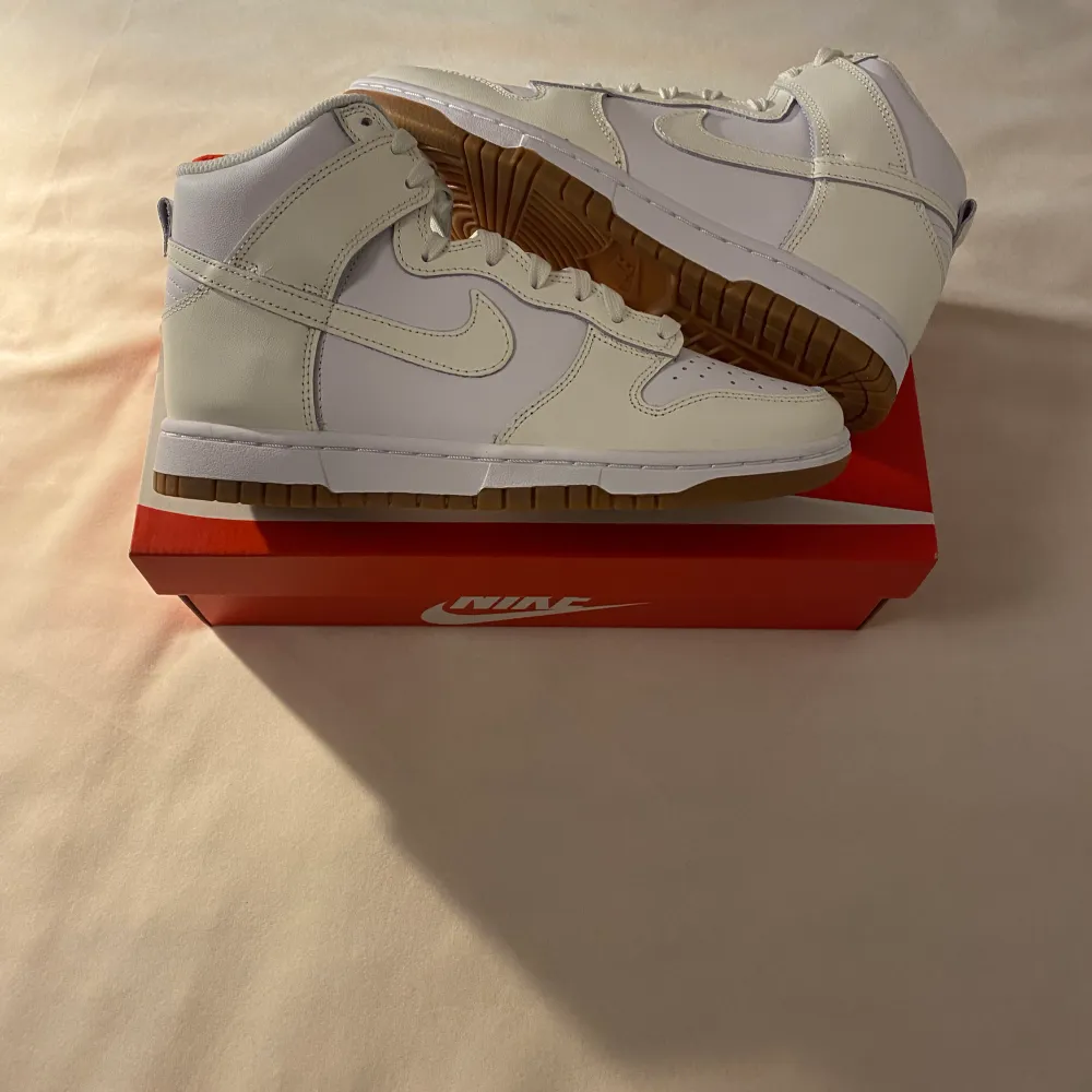 Hej! Jag säljer ett helt nytt par Nike Dunk High (W) ”Sail Gum” i storlek 38,5 för 1300kr ink frakt! 📦 👟 Fraktar samma eller dagen efter betalning! 🚢 Bara att skriva om du har några frågor💖. Kengät.