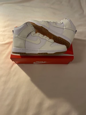 Nike Dunk High (W) ”Sail Gum” - Hej! Jag säljer ett helt nytt par Nike Dunk High (W) ”Sail Gum”  i storlek 38,5 för 1300kr ink frakt! 📦 👟 Fraktar samma eller dagen efter betalning! 🚢  Bara att skriva om du har några frågor💖