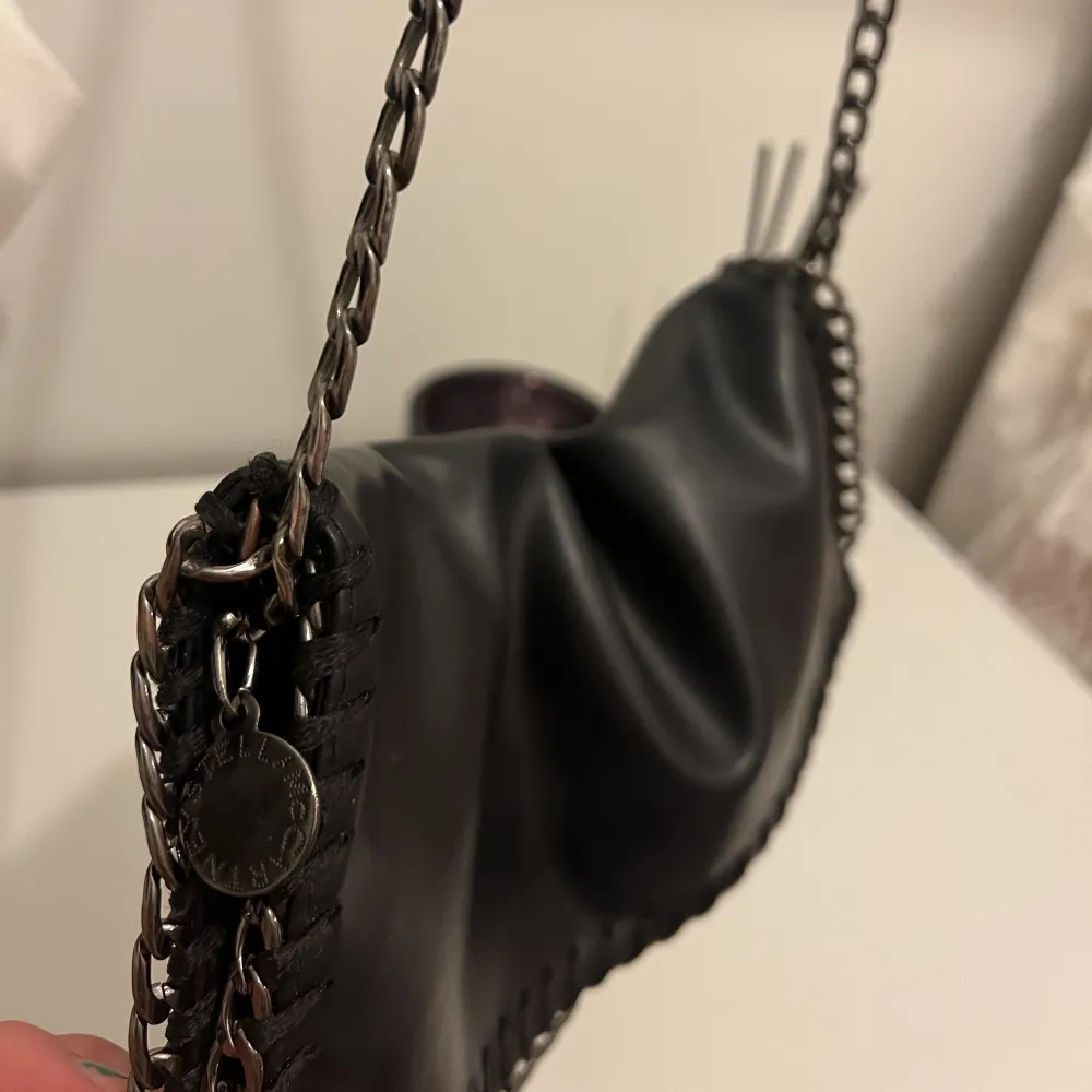 Svart Stella McCartney väska🖤 cross body väska men kan även användas som shoulder väska! 🤍 var längesen den köptes så har tyvärr inga kvitton, dustbag eller sådant kvar och även därav pris🤍. Väskor.