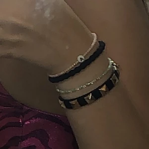  2 st Valentino armband! - Valentino dupe🌙 Köp direkt för 30 kr!🥰 bra kvalle & justerbart ⭐️spårbar frakt kostar 29 kr & vanlig 13 kr! SÄLJER 2 ST SÅ BARA ATT SKRIVA❤️ ETT KVAR!