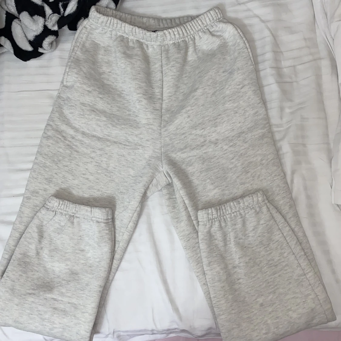 Gråvita mjukisbyxor