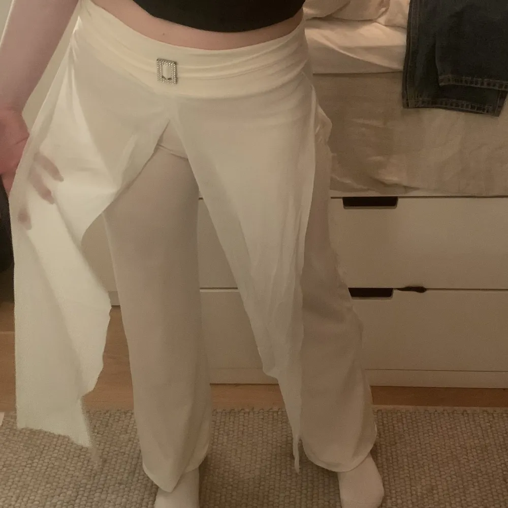 Flowiga vita byxor med en textur av leggings och har tyg bitar på framsidan och baksidan, dem är väldigt sköna men har aldrig använt dem för något . Jeans & Byxor.