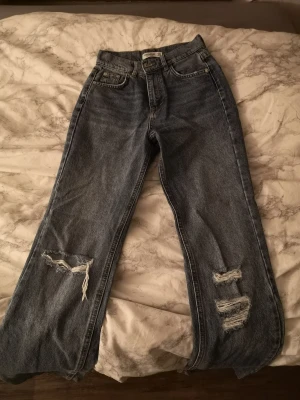 Blåa jeans - Säljer för att dom inte kommer till användning, sann i storlek, perfekt längd för mig som är 163 cm