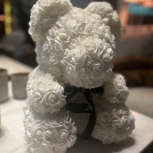 Vit ros nalle - Vit ros nalle, fick i present för ett halv år sedan. Nytt skick, endast stått i ett skåp:)