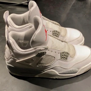 Jordan 4 oreo - Säljer mina Jordan 4 oreo för de är för små de är 8/10 och har box men inte kvitto men har stoockx grejer till